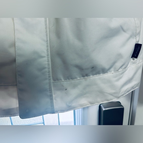 Oakley’s snowboarding over shell coat. Medium in new condition - Picture 7 of 8